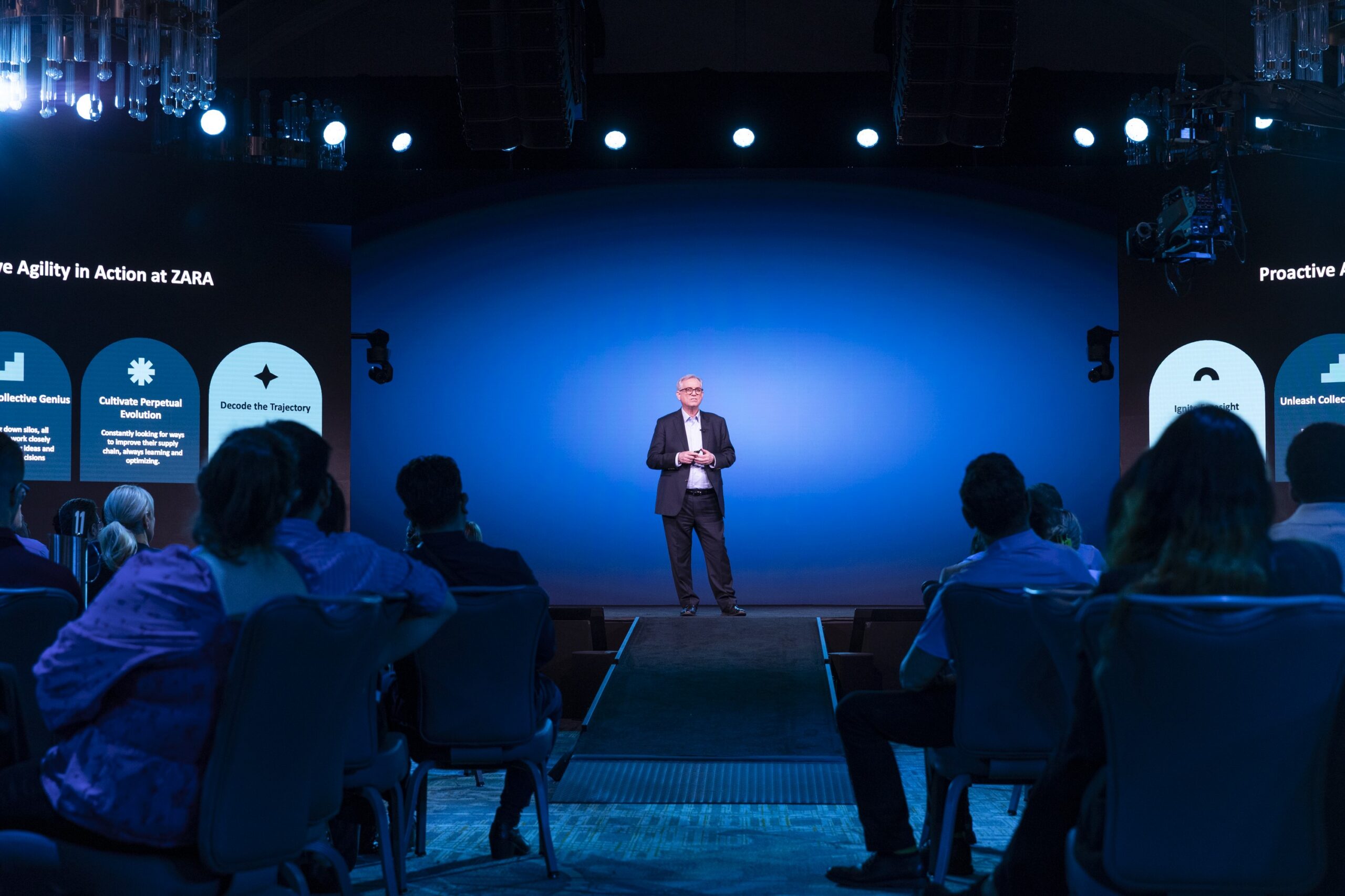 Steve McKinney speaking to an audience about global strategy alignment
